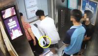 大媽搶行致小伙手機掉入電梯縫隙 年輕小伙碰瓷老年人,？