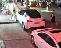 幼童躺街上玩耍被碾壓身亡 司機(jī)發(fā)聲 快遞員正常行駛未察覺