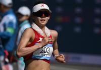 无惧奥运冠军追赶，竞走女神创造历史，成全运会三连冠首人 三代同框争辉