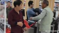 老太果蔬店偷东西被追上称岁数大求饶！