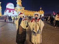 女孩的“雪人斗篷”暖了游客 创意服装添乐趣