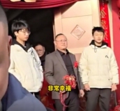 男子回应再婚被双胞胎儿子送上婚车 真情赢得祝福