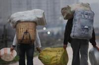 54岁大叔扛着行李和塑料桶返乡 城市边缘的坚韧与无奈