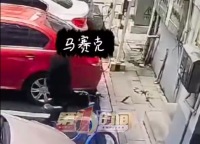 一男子白天入室盗窃背走50斤重保险柜 已被抓获