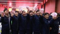 河南矿山老板给女员工发160万 节日关怀暖人心