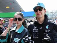 关晓彤拉塞尔合影 F1观赛嘉宾风采