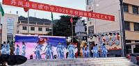 校方回应演出服遭学生家长集体退货 家长自发行为引发争议