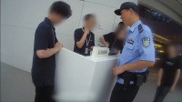 女子買(mǎi)5部新手機(jī)店員報(bào)警 總價(jià)8.3萬(wàn)引發(fā)關(guān)注