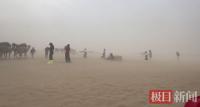 月牙泉景區(qū)突發(fā)沙塵暴 游客睜不開眼 駱駝提前下班