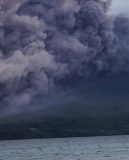 日本市中心道路上车辆被火山灰覆盖 樱岛火山剧烈喷发引发关注