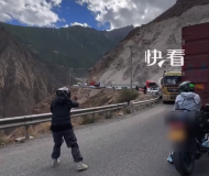 女騎手主動(dòng)幫忙指揮交通 大貨車(chē)通過(guò)后鳴笛致謝