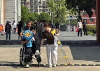 骨折考生忍痛完考媽媽迎接時(shí)落淚：這孩子從來沒喊過一聲疼，也從沒鬧過情緒