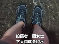女子獨自游覽淹水古墓陪葬品漂到腳邊 網(wǎng)友：你膽量比太平洋還大