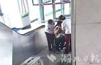 考生突發(fā)不適 地鐵員工救助 溫情守護(hù)助其脫險