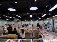 跌破900元！记者实探金店：年轻人上车，投资者“浮亏40万”不慌 金价波动分化市场心态