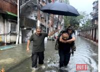 硬核书记撑起台风天里的避风港 风雨中的温暖守护