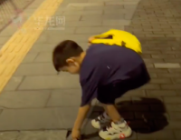 5岁半男孩看到凸起地砖主动填平 网友：言传身教，此刻具象化了！