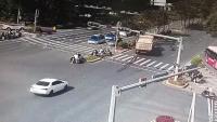 南山一货车发生交通事故 安全警示会召开