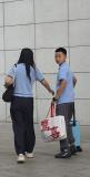 列车开走 姥爷站台上追车送别外孙女 不舍与泪别