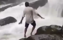 欣赏瀑布时滑倒坠河 23岁男子已不幸遇难