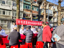 十堰市张湾区车城路街道车城西路社区联合市中西医结合医院开展公益义诊活动