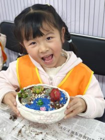 “小树苗，我们一起长大！”金银湖的孩子们在春天写满了对地球的告白