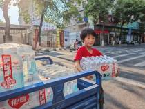 一瓶冰水传善意 九载公益暖云梦 达人秀爱心饮水站的清凉接力