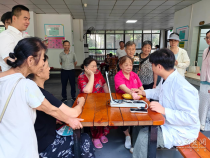 中西医专家走进小军山社区 一站式义诊解老年就医难