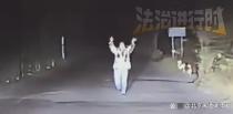 被儿子遗弃荒野 母亲狂奔拦车求助