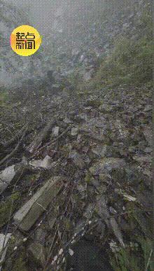 男子驾车翻下深沟摩托骑手托举脱困 危难时刻显身手