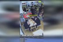 母子就餐沒有座位 男孩主動讓座 暖心舉動獲贊