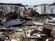 美国多地龙卷风致40余人死亡 恶劣天气威胁持续