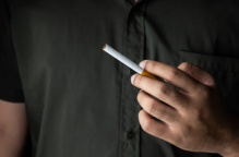 吸烟得肺癌病死率是不吸烟者的50倍 而二手烟导致的肺癌发病率增加至20%以上