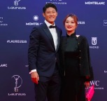 中国网球名将张之臻受邀出席劳伦斯世界体育奖颁奖典礼，和蒋裕燕纳达尔合影