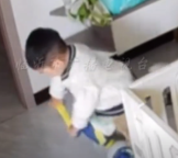 男孩骑滑行平衡车摔倒致嘴巴摔肿 妈妈：这刚好又摔了，避雷这种平衡车