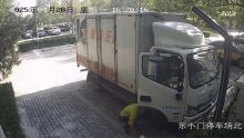 男子在停車(chē)場(chǎng)徘徊,，突然火燒起來(lái)了！北京警方：拘,！ 柳絮火災(zāi)隱患大