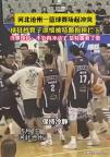 球員抄凳泄憤被特警抱摔攔下 球場沖突引熱議