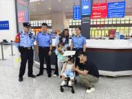 父母睡過頭5歲娃帶妹下高鐵 民警化身“寵爸”安撫