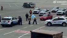美國外賣員送貨駛?cè)霗C(jī)場：穿越內(nèi)部道路被塔臺發(fā)現(xiàn) 警方將其攔截