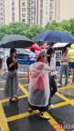 高考首日武漢志愿者撐傘護(hù)航考生 風(fēng)雨無(wú)阻送考情