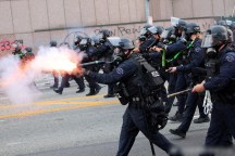 這一幕嚇壞美國記者：洛杉磯民眾與特工爆發(fā)激烈沖突
