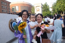 高考落幕 青春正揚(yáng)帆起航 陪考親友團(tuán)“花式接考”
