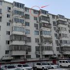 男童身懸窗外民警踹門救人 緊急救援化解危機(jī)
