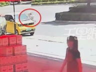 老人如廁嬰兒車溜坡好心店主出手拉回 店主：我一直留意著