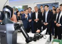 新加坡总理黄循财参访北京人形机器人创新中心，市长殷勇陪同 共探机器人技术前沿