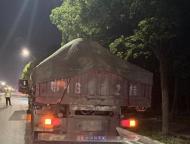 貨車超載這一現(xiàn)象有多嚴(yán)重 荊州交警持續(xù)整治
