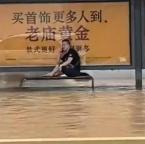 奧迪泡水車主淡定坐公交站臺(tái)辦公 心中有海處處是馬爾代夫