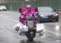 中年山姆配送员，驼着洗衣机寻找“体面” 重负下的配送之路