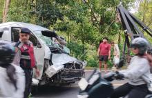 巴厘岛车祸系因下坡弯道路段撞树 5名中国公民遇难