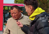 “大家搭把手，一起把树移到路边！”一嗓子带动一群人合力清除阻路大树